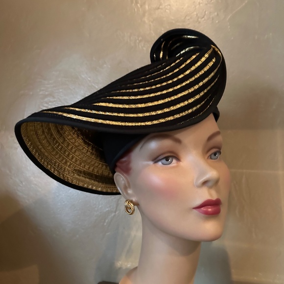 ONE-OF-A-KIND 1970s\' GOLD LAME AND BLACK FABRIC CHURCH HAT main image 9